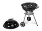 Un barbecue noir avec un couvercle et des roues.
