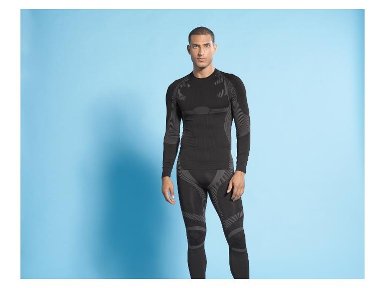 Un homme portant un pantalon long noir et un t-shirt à manches longues.