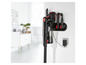 Un aspirateur sans fil Bosch se recharge sur un mur.