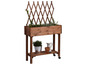 Une jardinière en bois avec un treillis sur roulettes, remplie de plantes vertes.