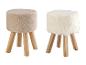 Deux tabourets ronds avec pieds en bois, un beige à poils courts et un blanc à poils longs.