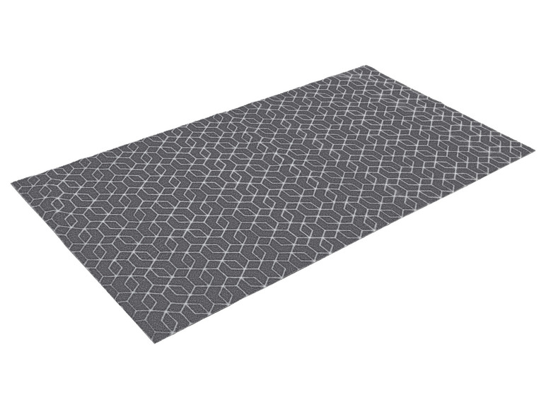 Un tapis gris à motif géométrique.