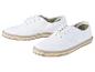 Deux paires de tennis blanches à lacets et semelle en corde.