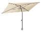 Un parasol beige avec un cadre en métal.