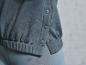 Pantalon de survêtement gris avec logo et sweat-shirt à boutons.