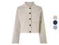 Un pull beige à boutons en tricot.