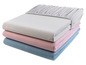 Une pile de draps en gris, rose et bleu.