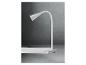 Une lampe de bureau blanche avec une pince fixée à une surface blanche.