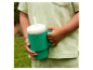 Un enfant tient une tasse Infantino avec paille.