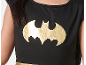 Gros plan d'un enfant portant un haut noir avec un logo Batman doré.