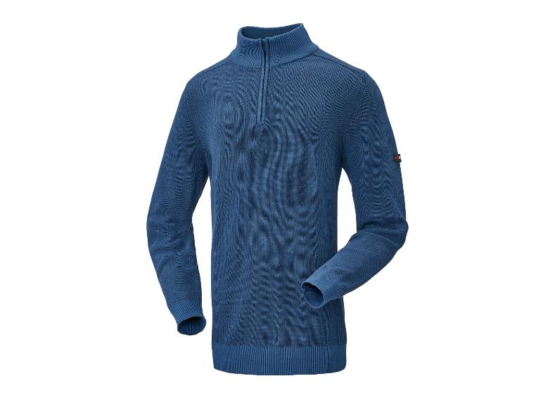 Pull en tricot bleu pour homme avec col zippé et petite étiquette sur la manche.