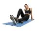 Femme en tenue de sport noire utilisant un rouleau de massage double sur un tapis bleu.