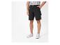 Shorts de travail noirs et baskets blanches.