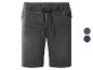 Short en jean homme avec taille élastique et cordon de serrage, disponible en gris et bleu.