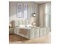 Chambre à coucher avec lit rembourré crème, tables de chevet et tableaux muraux.