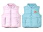 Gilets matelassés rose et bleu clair pour enfant; un gilet comporte un motif chaton.