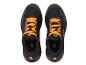 Chaussures de sport Crivit noires avec des lacets orange.