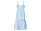 Ensemble pyjama bleu clair avec débardeur caraco et short, tous deux bordés de dentelle blanche.