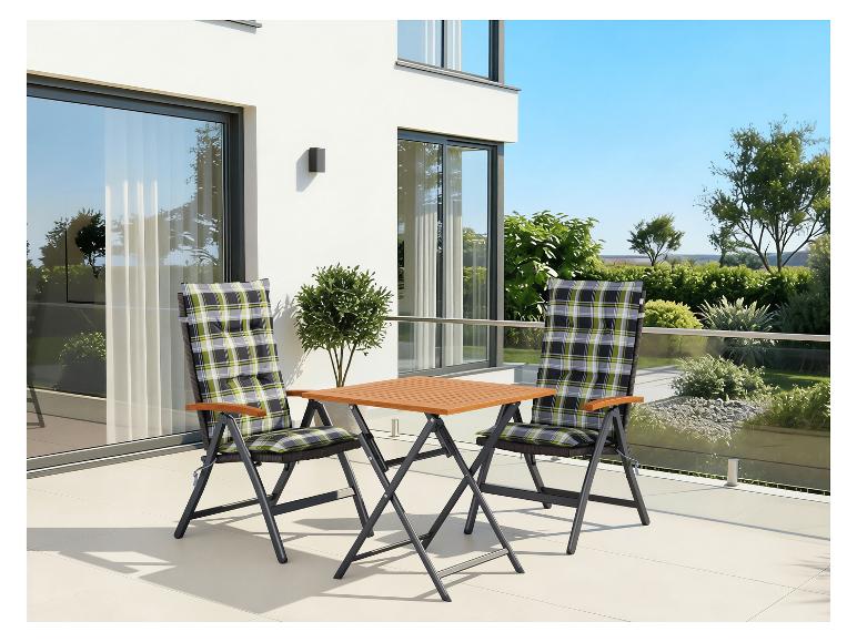 Ensemble bistrot d'extérieur avec deux chaises pliantes et une table pliante sur une terrasse moderne.