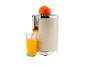 Presse-agrumes beige avec une orange, versant du jus dans un verre.