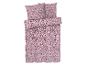 Une housse de couette rose avec un motif paisley