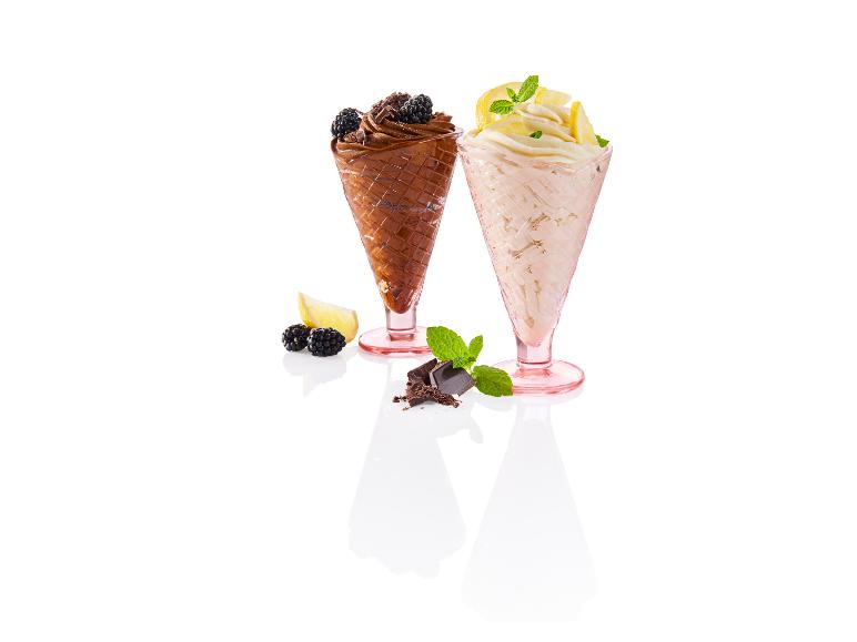 Glaces au chocolat et au citron, garnies de mûres et de chocolat.