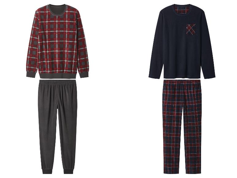 Deux ensembles de pyjama: un haut à carreaux rouges avec un pantalon gris et un haut bleu foncé avec un pantalon à carreaux.