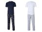 Deux ensembles de pyjama pour hommes: un avec un t-shirt bleu foncé et un pantalon à carreaux, l'autre avec un t-shirt blanc et un pantalon rayé.