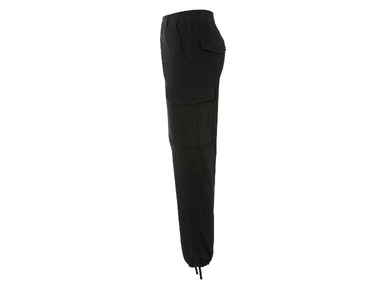 Pantalon cargo noir avec cordon de serrage à la cheville.