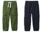 Deux pantalons cargo pour enfant, un vert olive et un bleu marine.