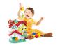 Un enfant joue avec un jeu de balles et des blocs Clementoni Disney Baby.