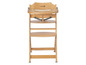 Une chaise haute en bois avec un harnais de sécurité de Safety 1st.