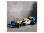 Une voiture de course Lego Williams F1 bleue et jaune sur une surface grise.