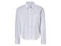Une chemise rayée blanche à manches longues.