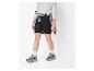 Fille portant un short cycliste noir, un pull gris et des baskets.