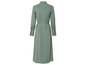 Une robe verte à manches longues et une ceinture.