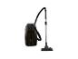 Un aspirateur noir avec un tube télescopique argenté de Silvercrest.