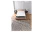 Un lit avec un matelas gris et un tapis gris.