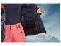Une veste bleu marine avec un pantalon de ski rose