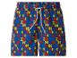 Short de bain bleu avec un motif géométrique coloré de formes rouges, jaunes et bleues.