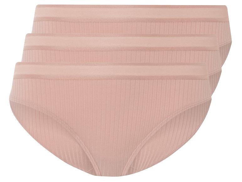 Trois paires de culottes roses côtelées.