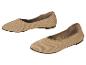 Une paire de ballerines beige en tissu tricoté.