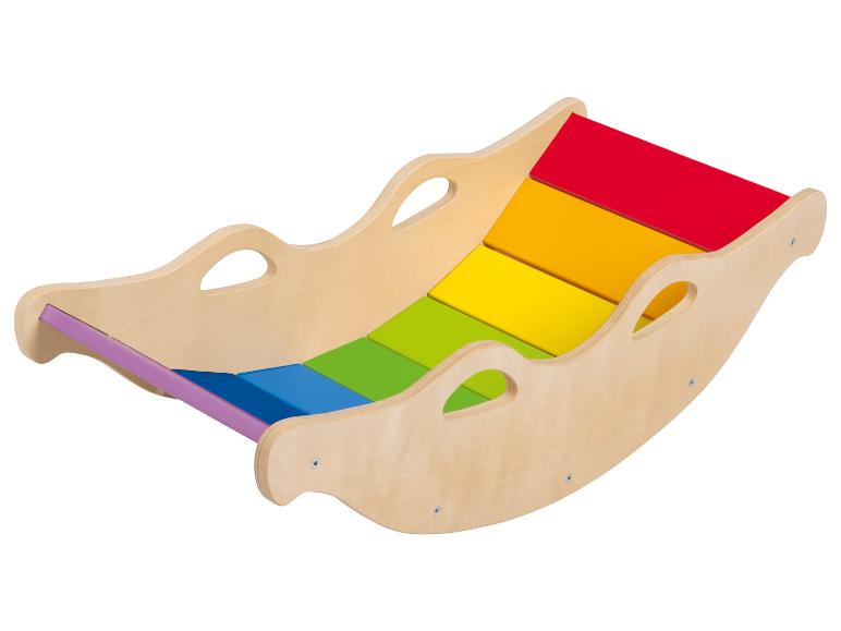 Bascule en bois pour enfants avec des inserts colorés.