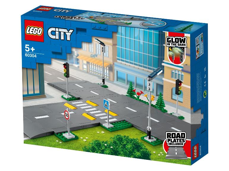 LEGO City : jeu de construction avec feux de signalisation, panneaux et plaques de route, éléments lumineux.