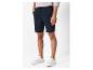 Shorts et baskets : un look décontracté.
