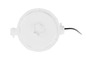 Un filtre à eau blanc avec un tuyau et une connexion.