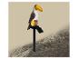 Lampe de jardin solaire en forme de toucan sur un piquet.