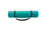 Un tapis de yoga turquoise de Crivit avec une sangle noire.
