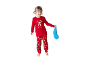 Fillette en pyjama de Noël rouge avec un ours en peluche.