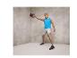 Homme en vêtements de sport utilisant un kettlebell pendant l'entraînement.